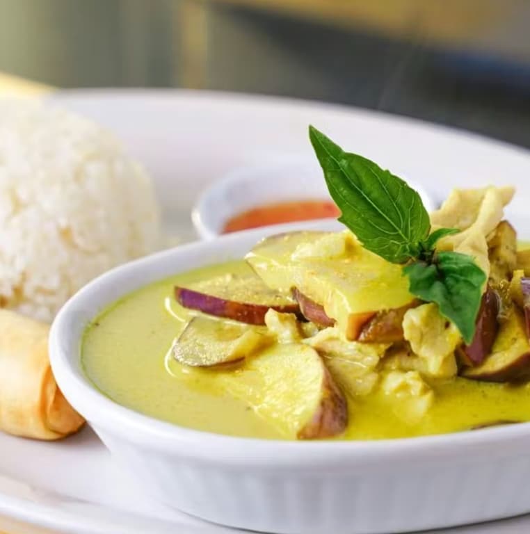 Green Curry with Eggplants and Basil Leaves