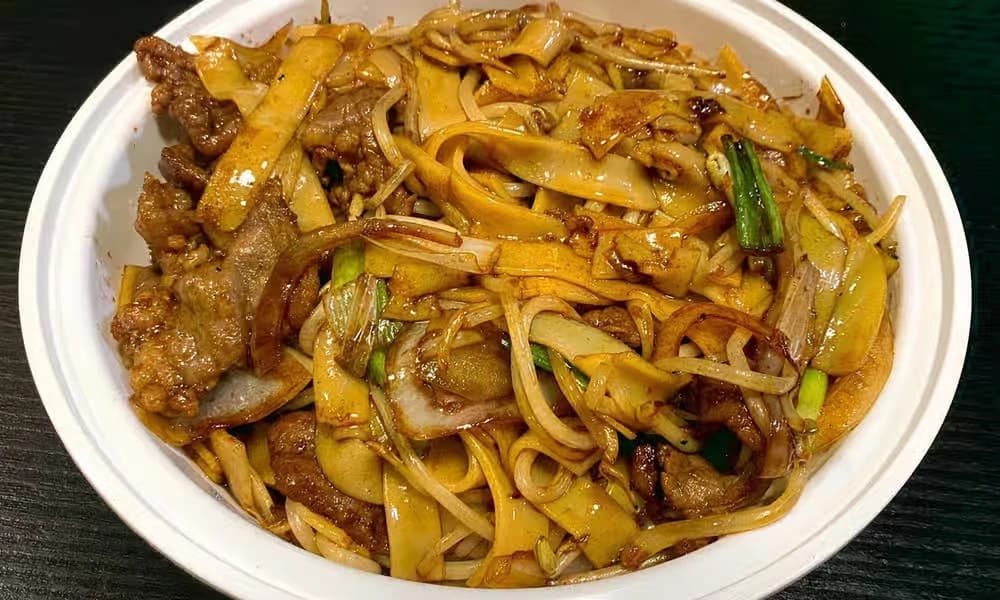 Stir Fried Flat Rice Noodle with Beef